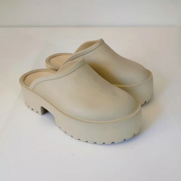 Lemonade Beige Clogs 6-7 - Picture 2 of 6